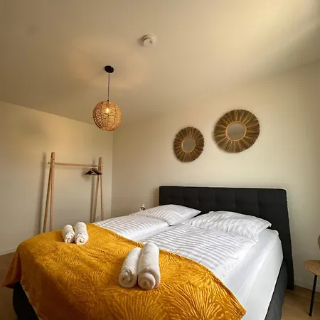 Amao-sepia I 86qm I King-size Beds I Netflix I Privat Balcony I Free Parking I Near Europapark Apartment Rheinhausen